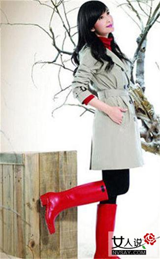 明星冬季时尚街拍 巧用雨靴演绎帅气有型的摩登感