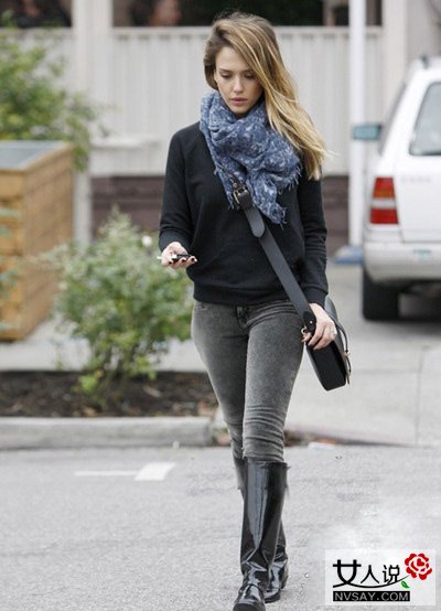 明星冬季时尚街拍 巧用雨靴演绎帅气有型的摩登感