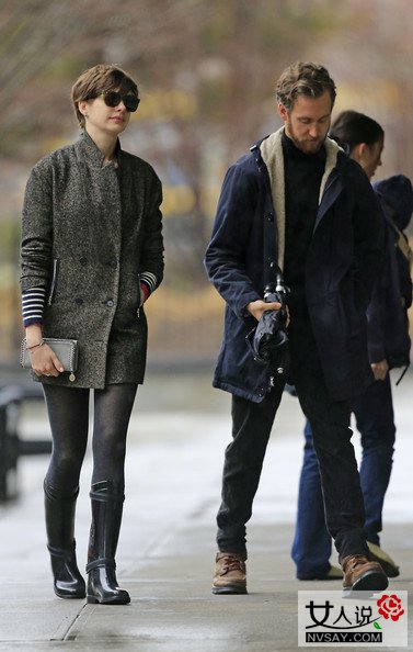明星冬季时尚街拍 巧用雨靴演绎帅气有型的摩登感