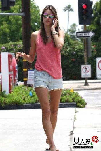 热裤怎么搭配更时髦？ 欧美潮人教你超有大牌风范的穿搭术