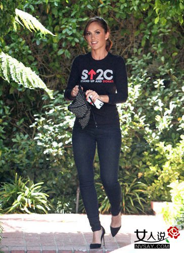 铆钉包包怎样搭配更好？ 偷师欧美女星学酷感十足的搭配术