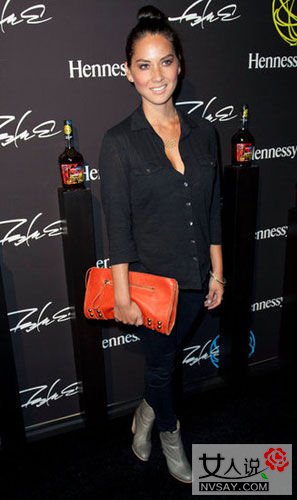 铆钉包包怎样搭配更好？ 偷师欧美女星学酷感十足的搭配术