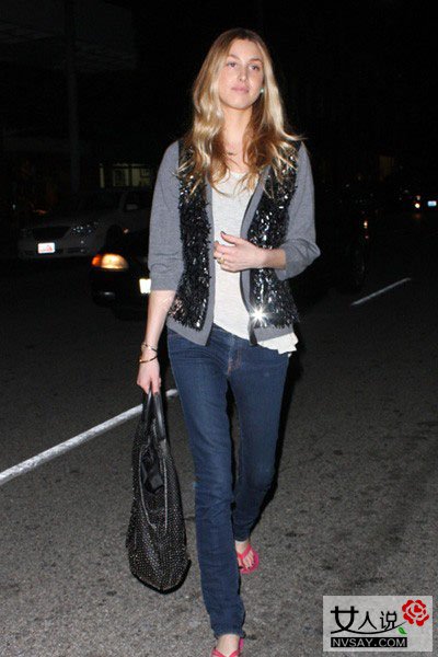 铆钉包包怎样搭配更好？ 偷师欧美女星学酷感十足的搭配术