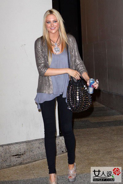 铆钉包包怎样搭配更好？ 偷师欧美女星学酷感十足的搭配术