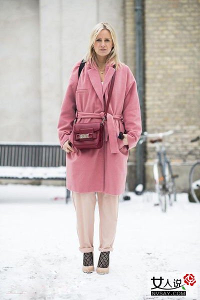 冬装怎样搭配不显臃肿难看?偷师欧美女星学技巧提升品味