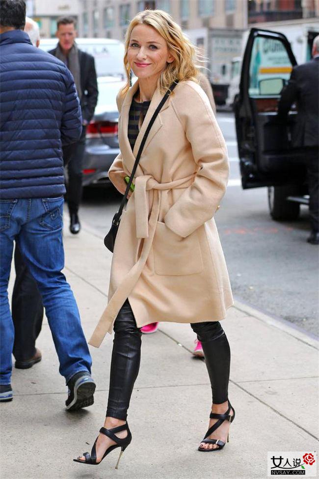 街拍明星教你皮裤穿搭术 掩盖小腿粗穿出强大气场