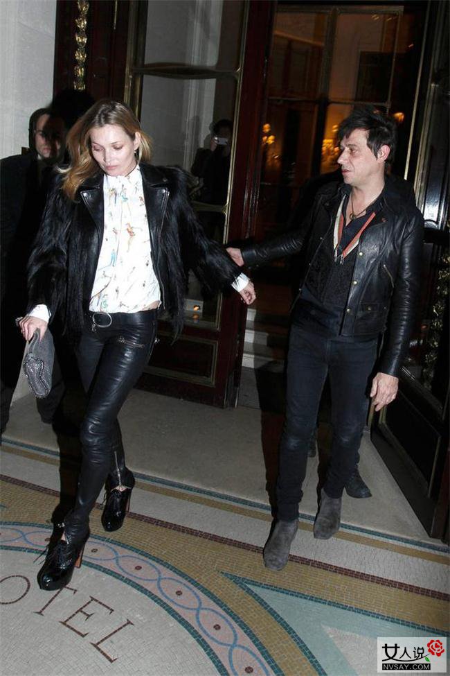 街拍明星教你皮裤穿搭术 掩盖小腿粗穿出强大气场