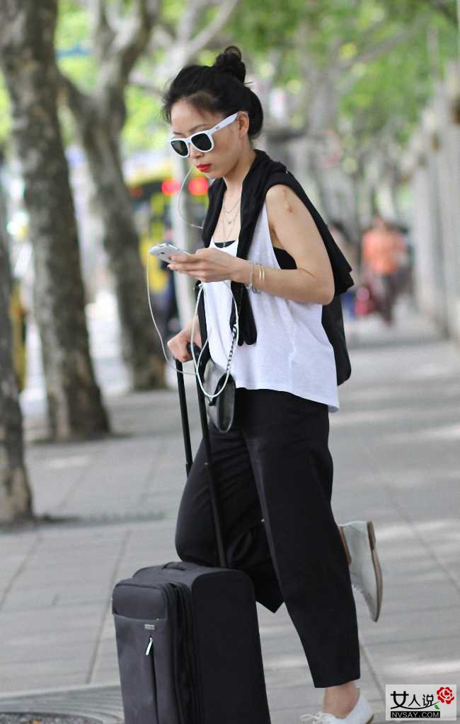 街拍达人演绎阔腿裤穿搭术 令你轻松驾驭并甩掉小腿粗