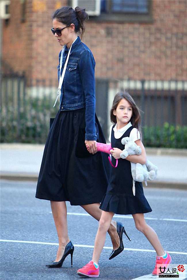 苏瑞·克鲁斯街拍LOOK 简单大方引领时尚潮流