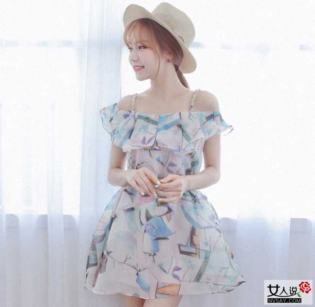 吊带连衣裙怎么搭配 跟潮妞学既清爽又时髦