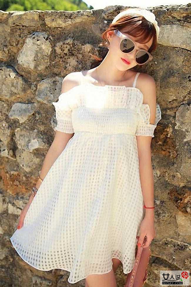 吊带连衣裙怎么搭配 跟潮妞学既清爽又时髦