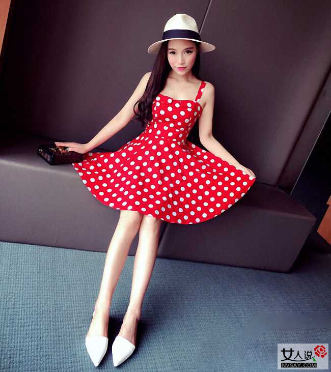 吊带连衣裙怎么搭配 跟潮妞学既清爽又时髦