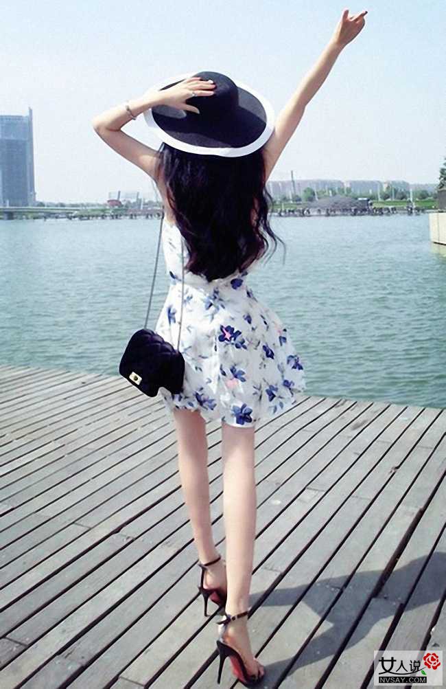 吊带连衣裙怎么搭配 跟潮妞学既清爽又时髦