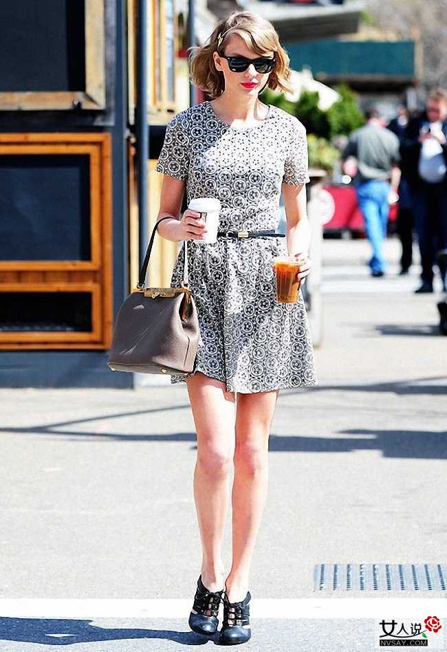 腰带+连衣裙 系出多重风格化身街拍潮人