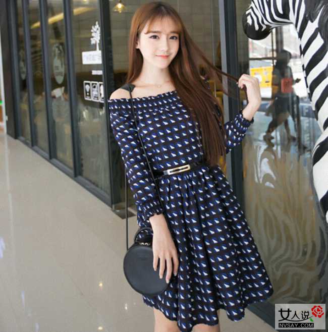 腰带+连衣裙 系出多重风格化身街拍潮人