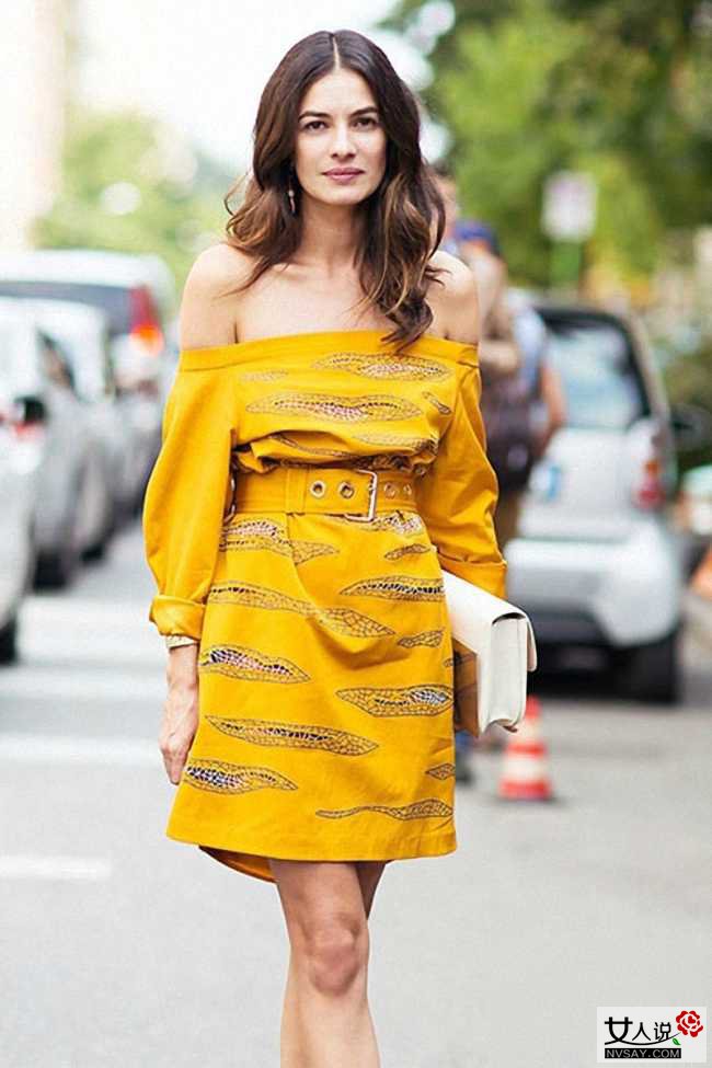 腰带+连衣裙 系出多重风格化身街拍潮人