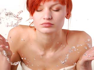 红血丝能用洗面奶吗 红血丝敏感肌拔草洗面奶需谨慎