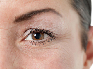 眼霜什么时候用最好 眼霜的正确使用顺序预防老化问题