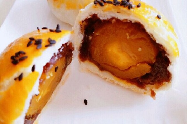 蛋黄酥的做法大赠送，吃货团伙“作案”啰！