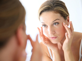 眼部保养最好方法  眼部就该这样保养才能不长皱美美哒