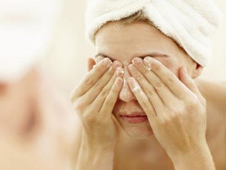 卸妆油怎么用正确 卸妆油的最佳使用步骤卸妆轻松学起来