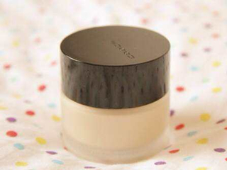 suqqu粉霜怎么样 冬天干皮必备的底妆神器一点也不浮粉