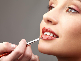 口红怎么涂不掉色 教你一招饭后口红还是完整的