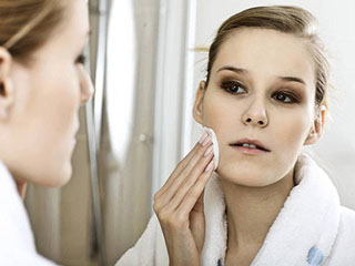 眼唇卸妆液可以卸脸妆吗 卸妆六大误区小心别踩中