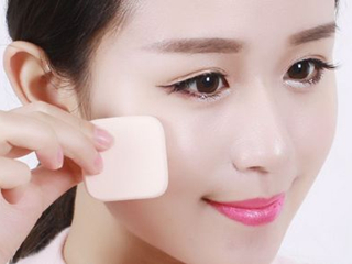 粉底液脱妆了怎么补妆 浮粉补妆小技巧让底妆服帖水润