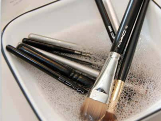 化妆刷怎么清洗 化妆工具清洁剂推荐！洁净如新的神器