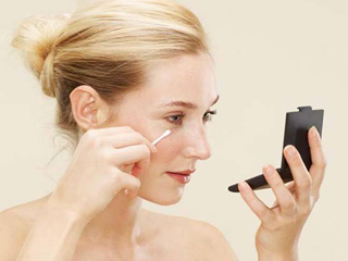 遮瑕膏用手还是刷子好 遮瑕工具的区别教你完美遮瑕小妙招