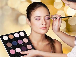 近视戴眼镜怎么画眼妆 眼睛是重点但鼻子也至关重要