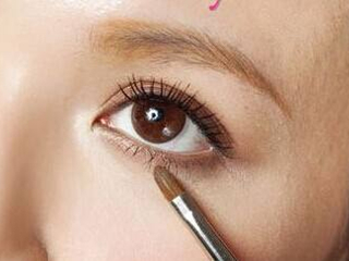 下眼影怎么画 放大两倍的眼妆画法让眼妆更出众