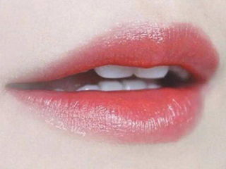 一只口红怎样画咬唇妆 人气咬唇妆化妆师一步步教您画