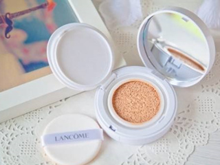 补妆用粉饼还是气垫 用它补妆最自然服帖化妆菜鸟看过来