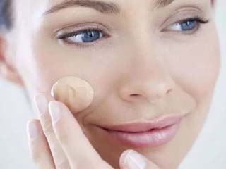 怎么通过底妆遮盖粉刺 巧画底妆烦人粉刺消失无踪