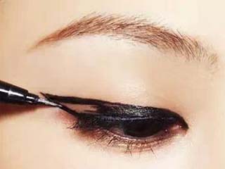 新手怎么画眼尾线 菜鸟画眼线难？美妆达人来解救你