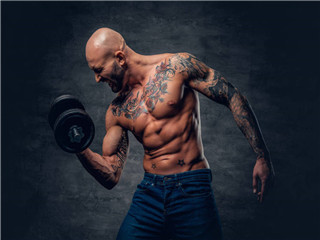 哑铃怎么练胸肌 牢记这几点练出强而有力大胸肌