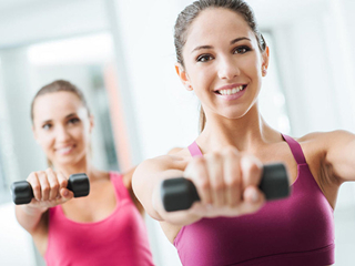 女生举哑铃的正确方法 8个最简单的哑铃的锻炼动作