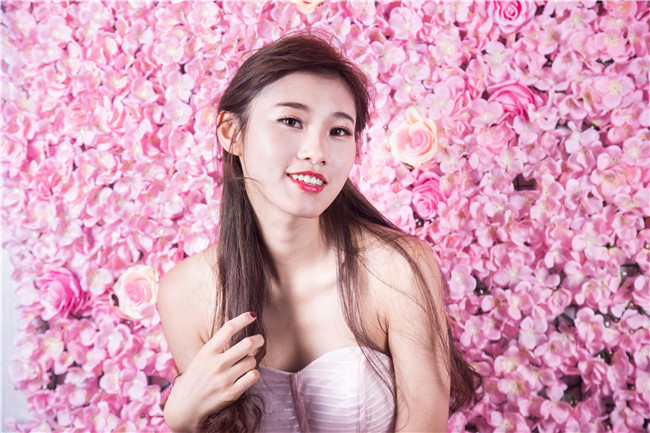 火车厢里 他双手伸进我的衣服强势的揉捏