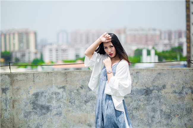 浪荡小嫂子 深夜穿情趣内衣对我万般挑逗