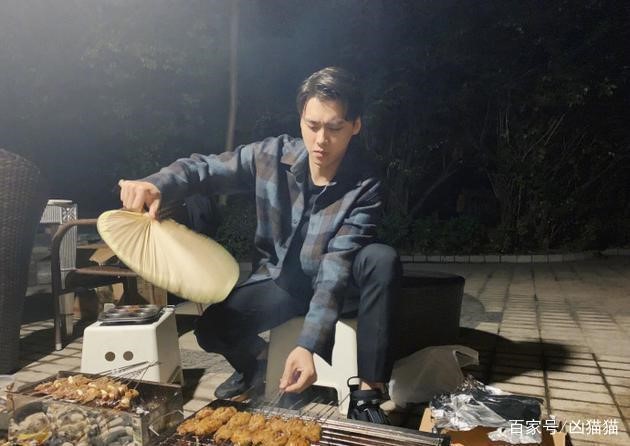 李易峰街边烧烤？甘当烧烤师傅