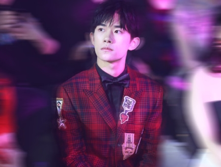 易烊千玺嘉人生日封面 帅到炸裂这样的千玺你见过吗