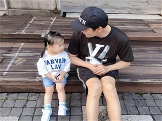 秦昊父爱满满晒女儿 他的坐姿却被疯狂调侃