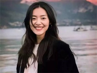 刘雯丸子头清爽减龄 现身机场毫无偶像包袱