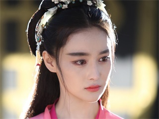 张馨予挑选婴儿床 小腹微隆疑似喜事将近