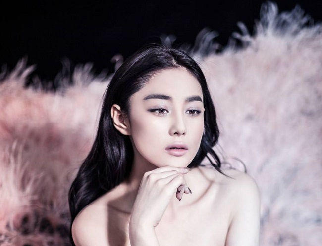 张馨予挑选婴儿床 小腹凸起疑似已有孕在身