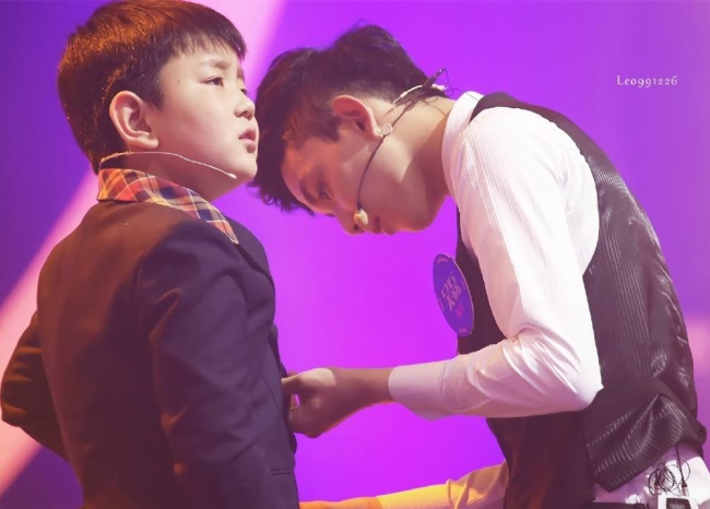 吴磊会照顾人 从小透露出来的绅士风度