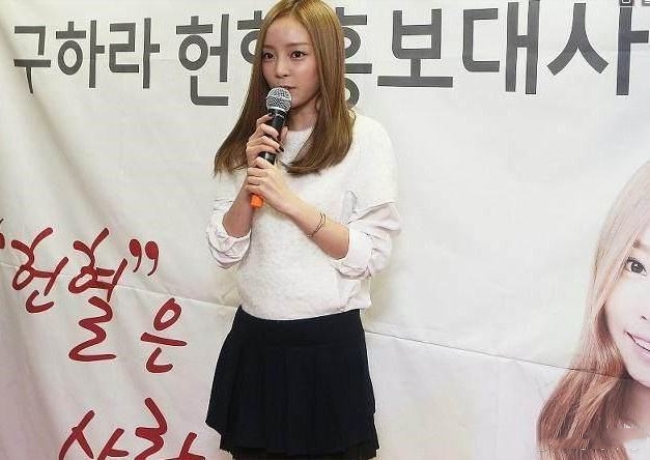 具荷拉事件引发游行 男子毁了自己具荷拉受到了关爱