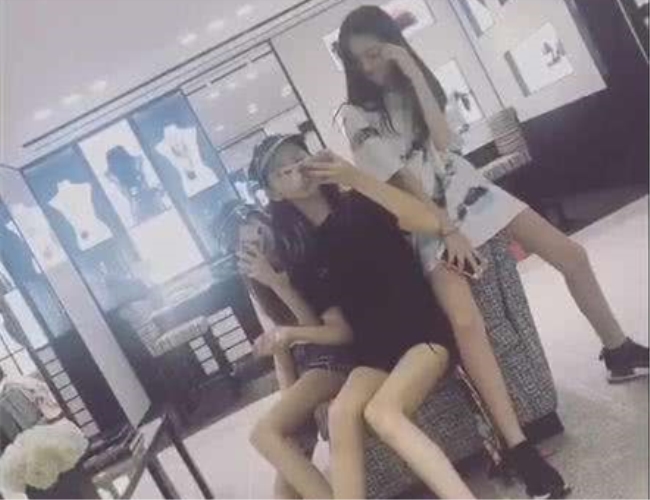 李嫣闺蜜团挥钱如雨 两小时十万真是非贵即贵